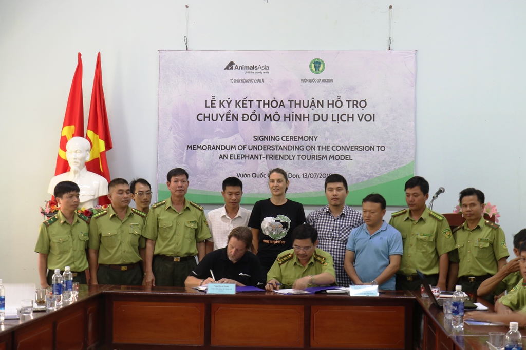 Ký[-]thỏa[-]thuận[-]hợp[-]tác[-]hỗ[-]trợ[-]chuyển[-]đổi[-]mô[-]hình[-]du[-]lịch[-]sử[-]dụng[-]voi[-]tại[-]Vườn[-]quốc[-]gia[-]Yok[-]Đôn